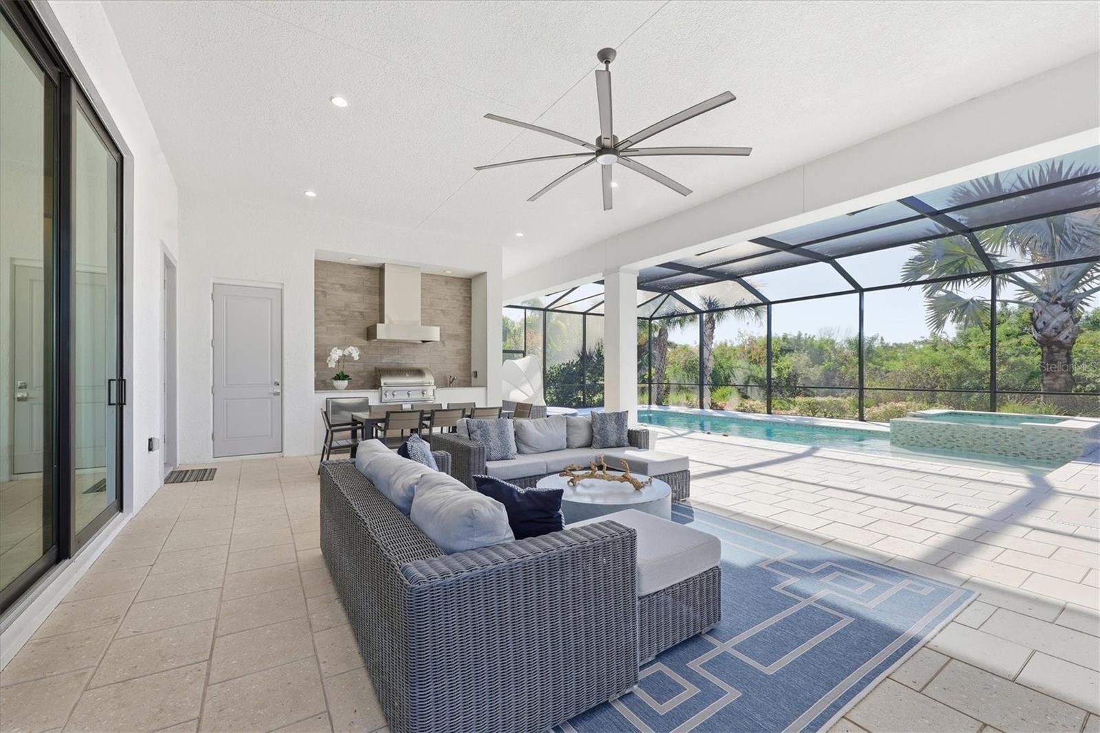 FOUNDERS CLUB - Residential