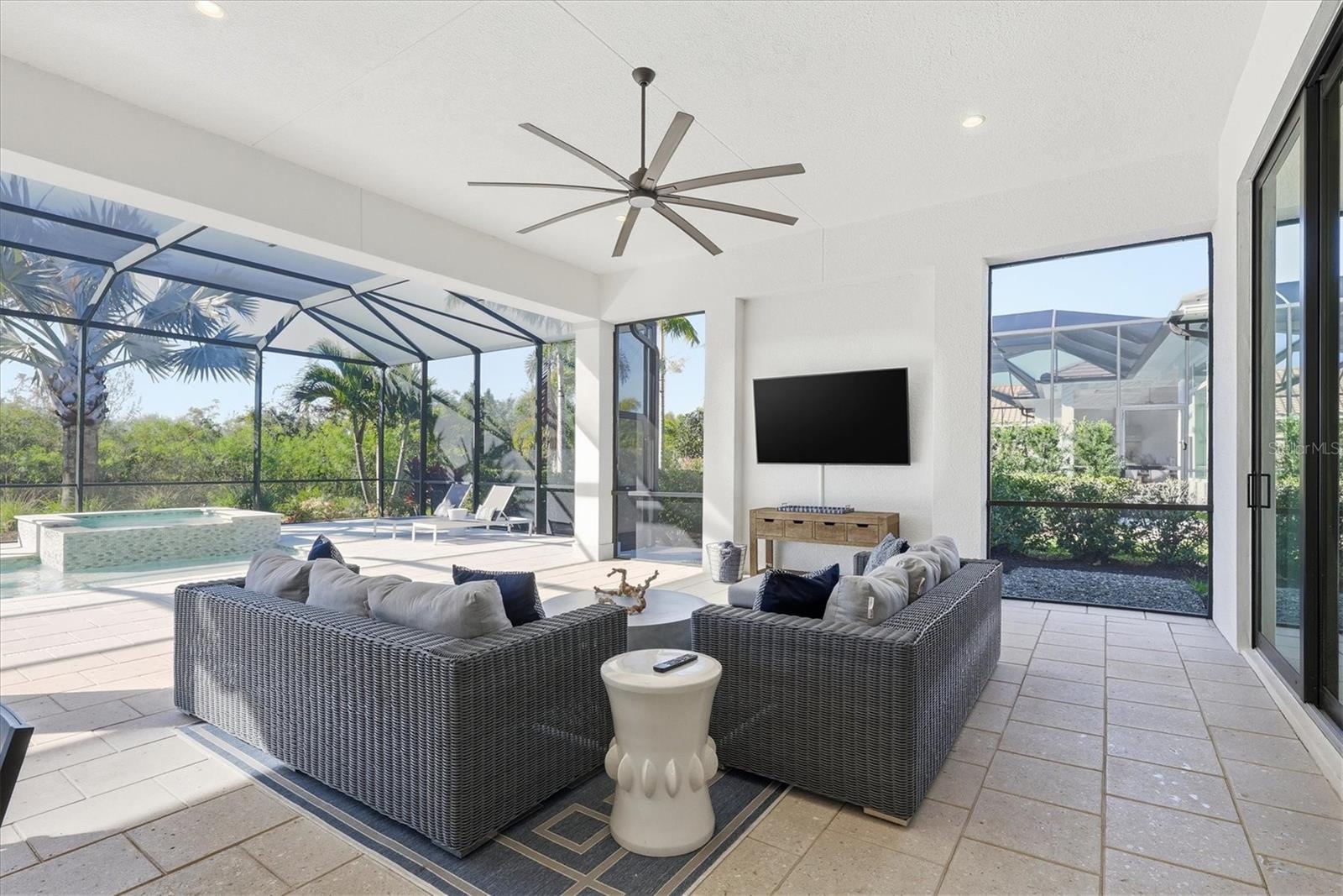 FOUNDERS CLUB - Residential