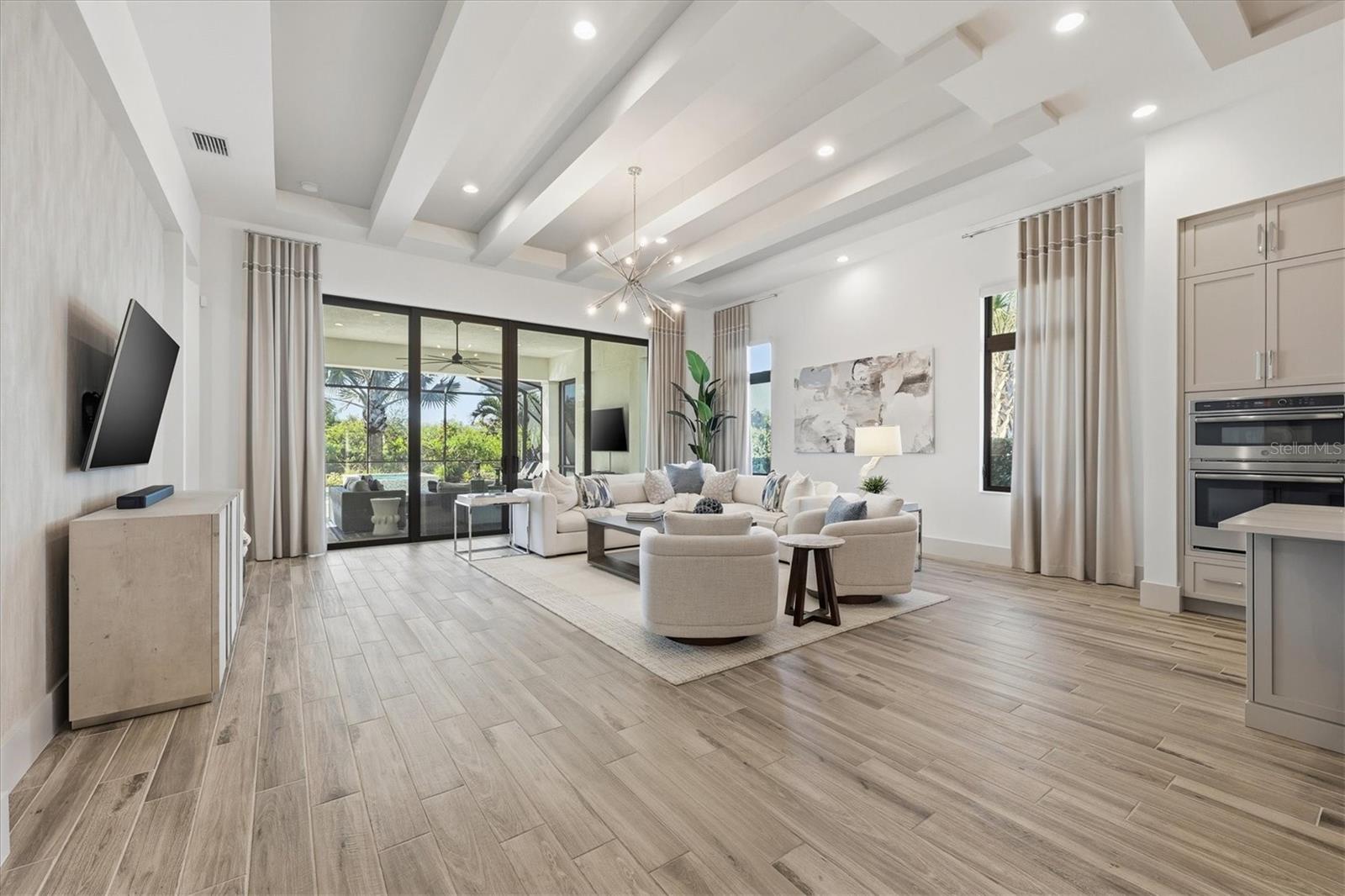 FOUNDERS CLUB - Residential