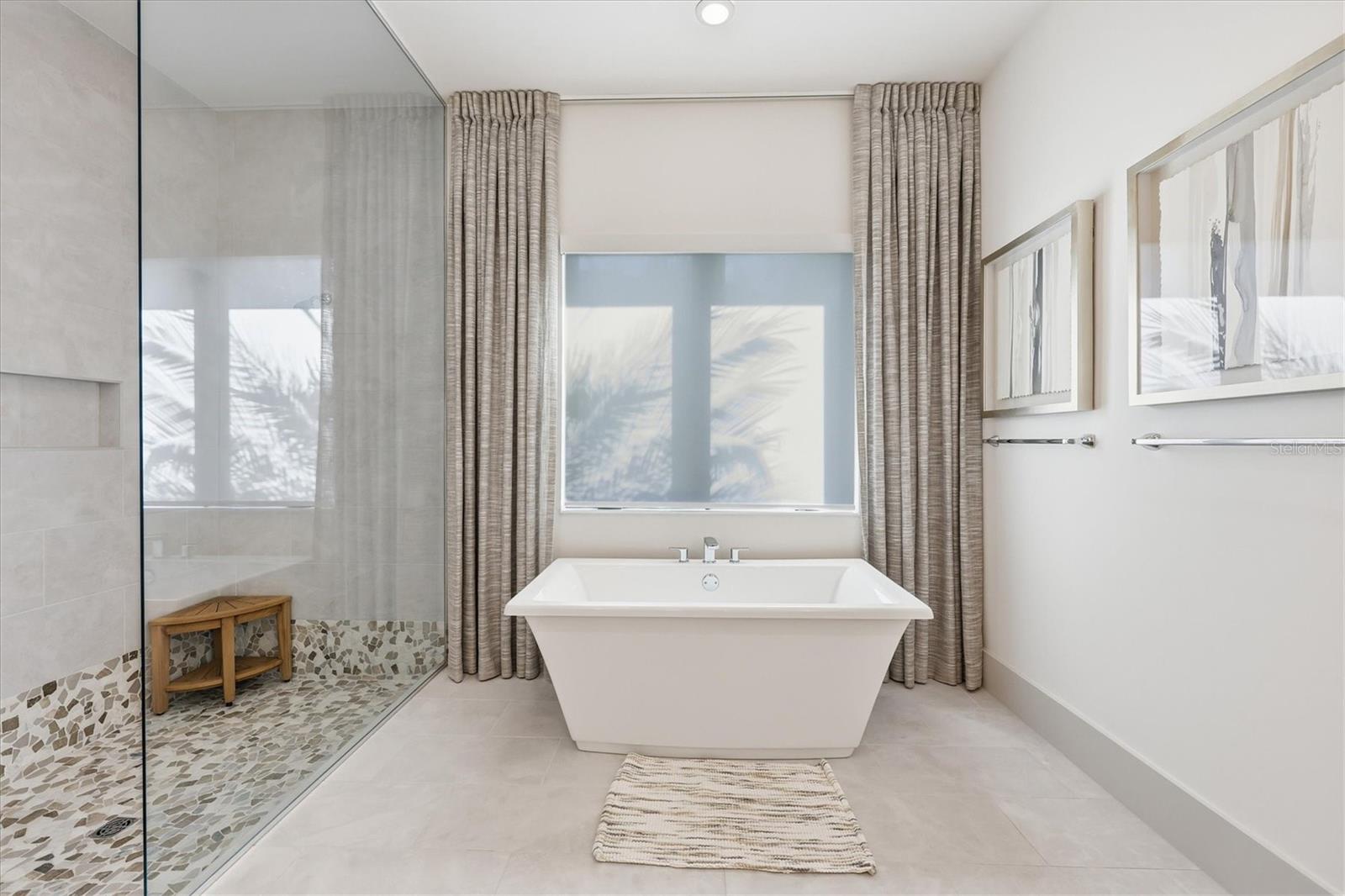 FOUNDERS CLUB - Residential