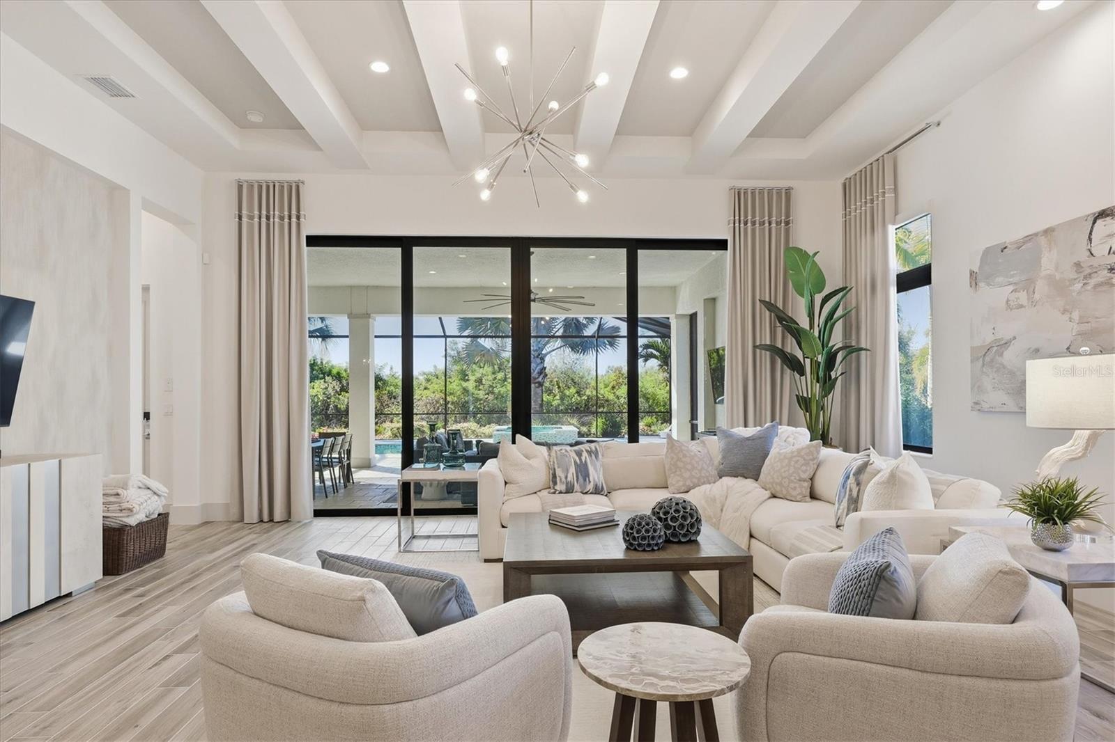 FOUNDERS CLUB - Residential