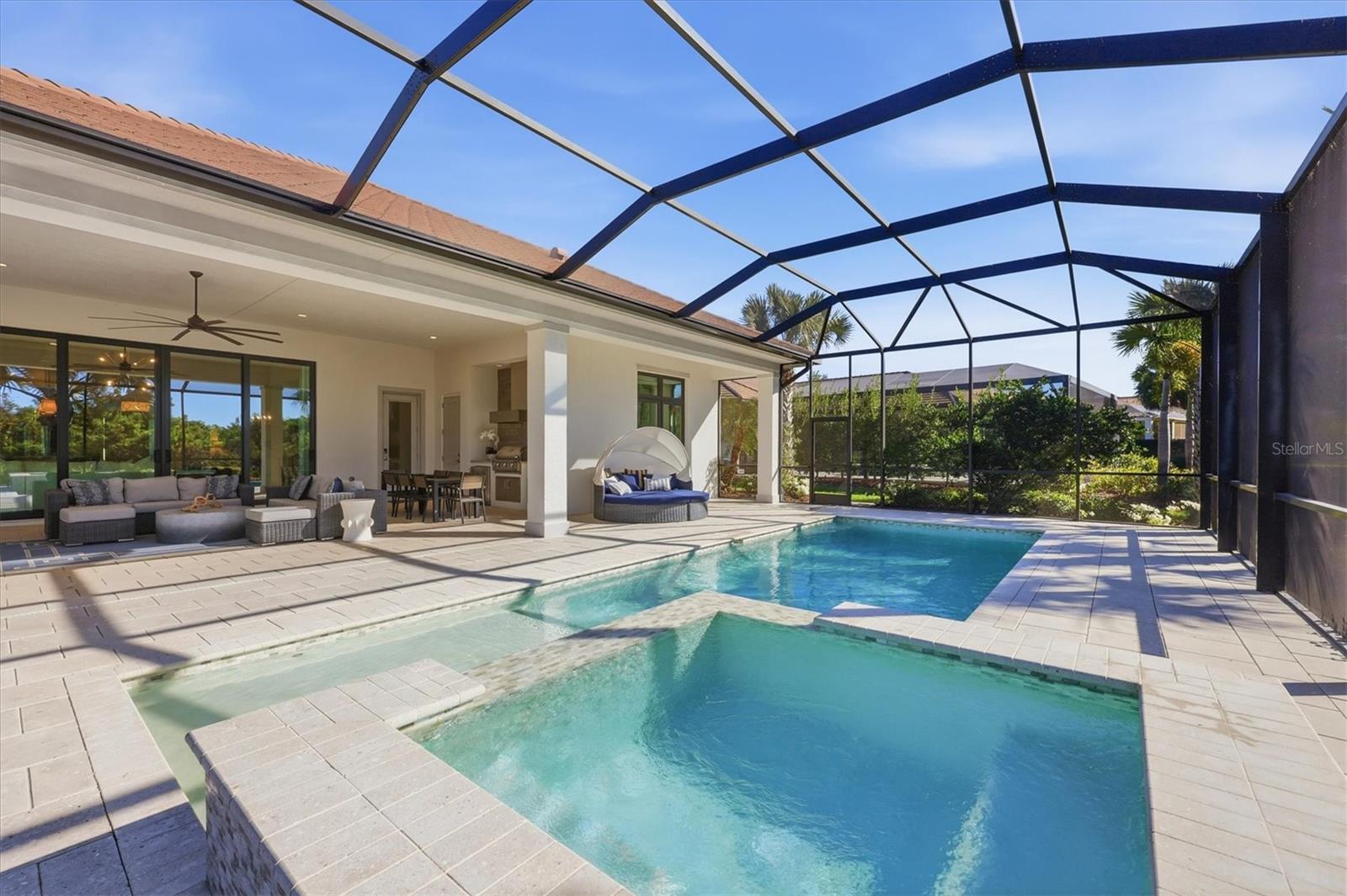 FOUNDERS CLUB - Residential