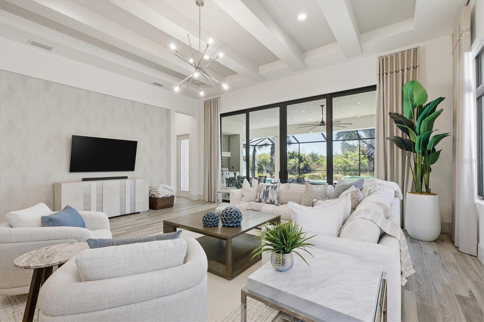 FOUNDERS CLUB - Residential