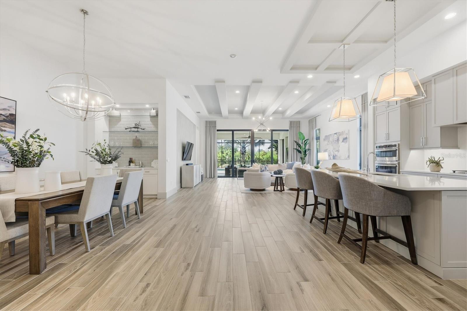 FOUNDERS CLUB - Residential