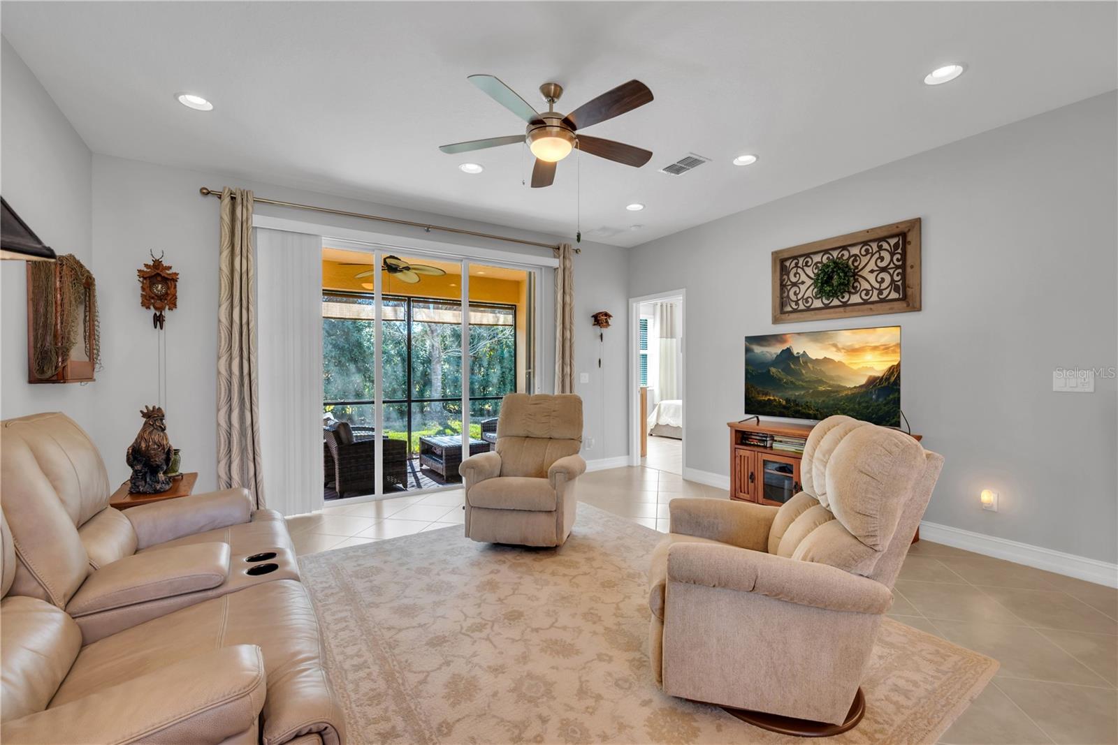 VALENCIA LAKES - Residential