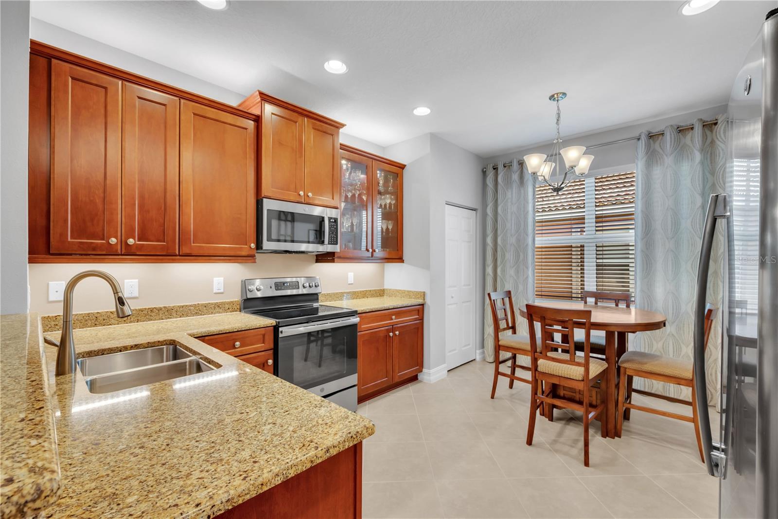 VALENCIA LAKES - Residential