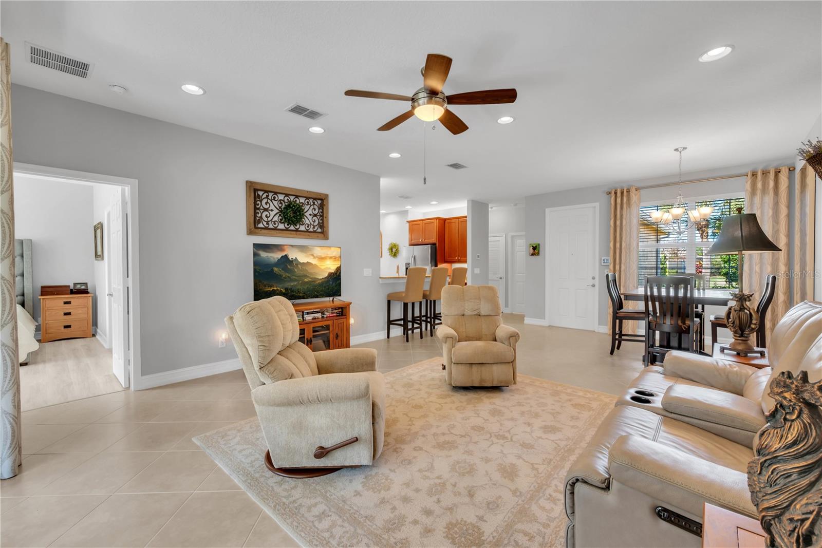 VALENCIA LAKES - Residential