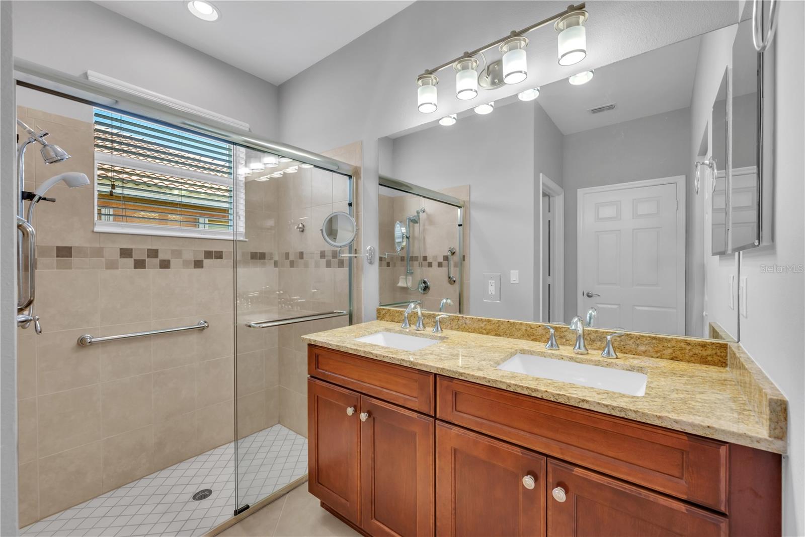 VALENCIA LAKES - Residential