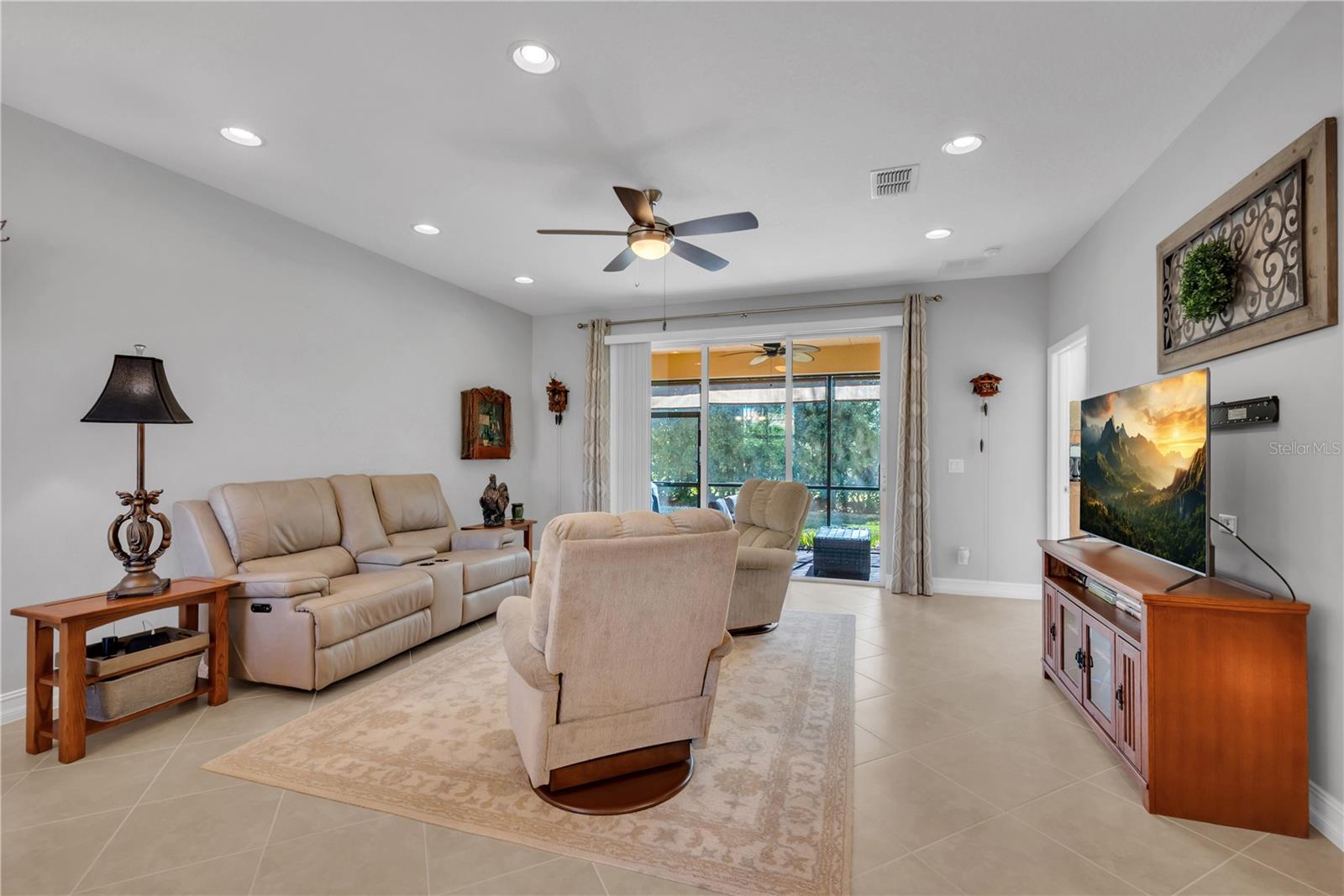 VALENCIA LAKES - Residential