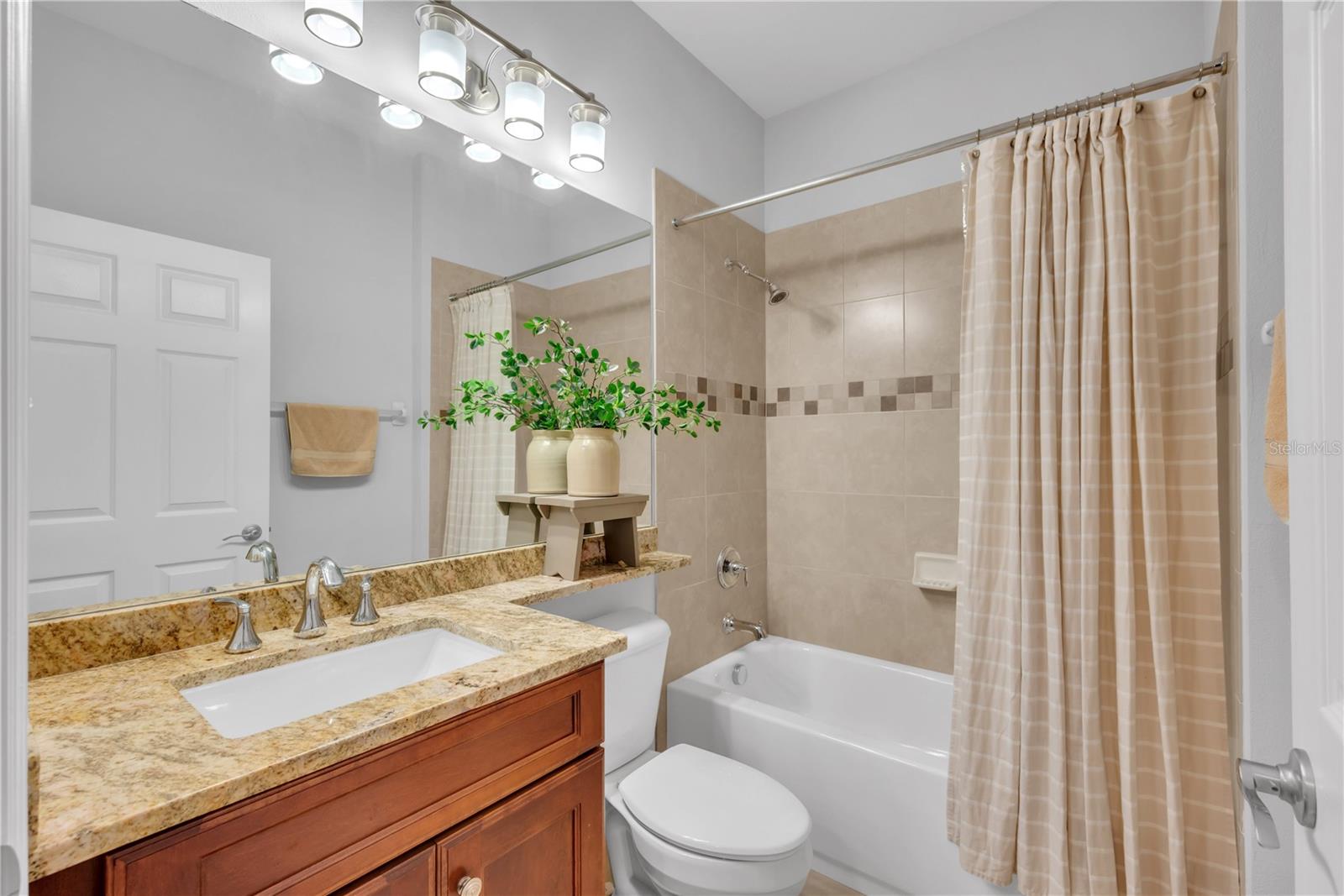 VALENCIA LAKES - Residential