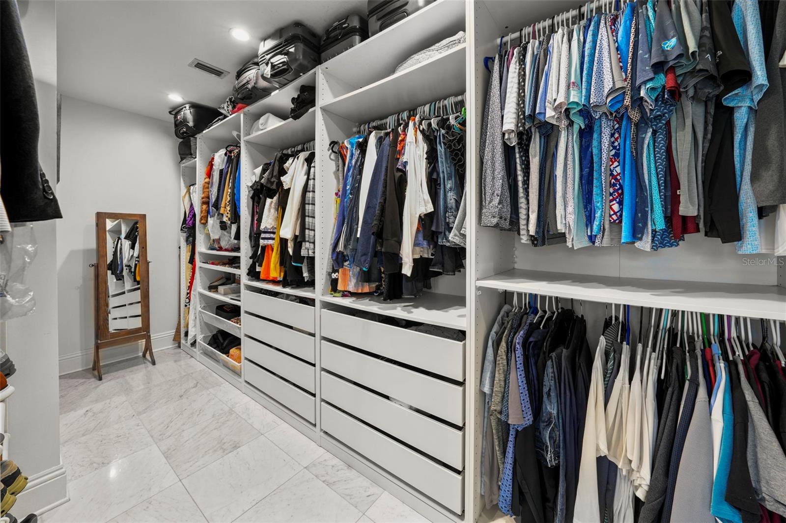 NEW SUBURB BEAUTIFUL - Residential