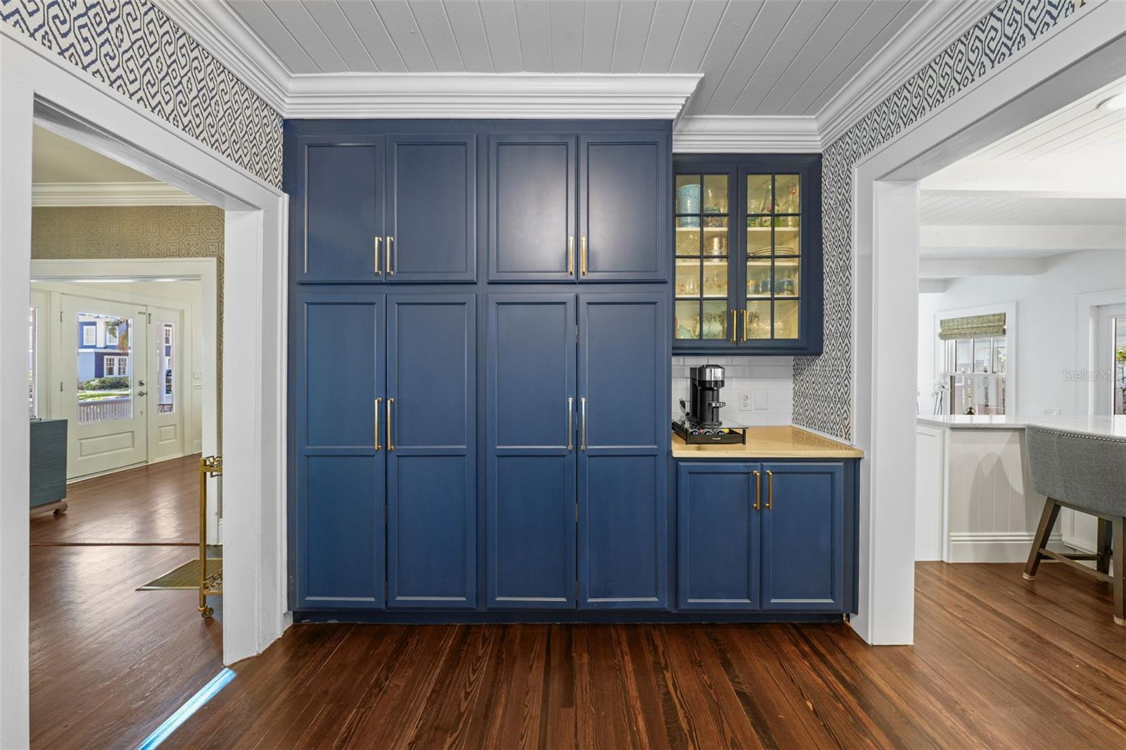 NEW SUBURB BEAUTIFUL - Residential