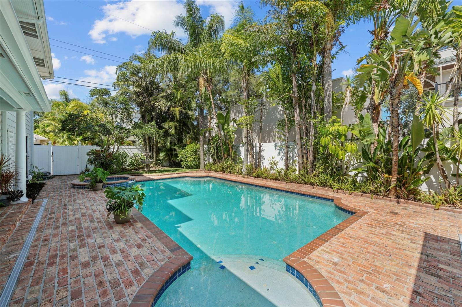 NEW SUBURB BEAUTIFUL - Residential