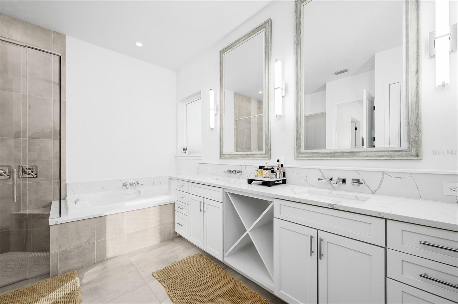 GLORIAS WAY - Residential