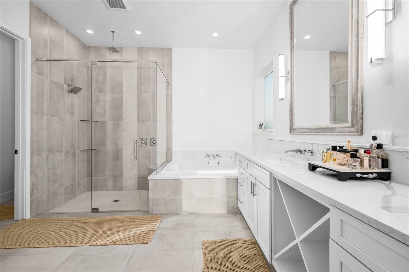 GLORIAS WAY - Residential