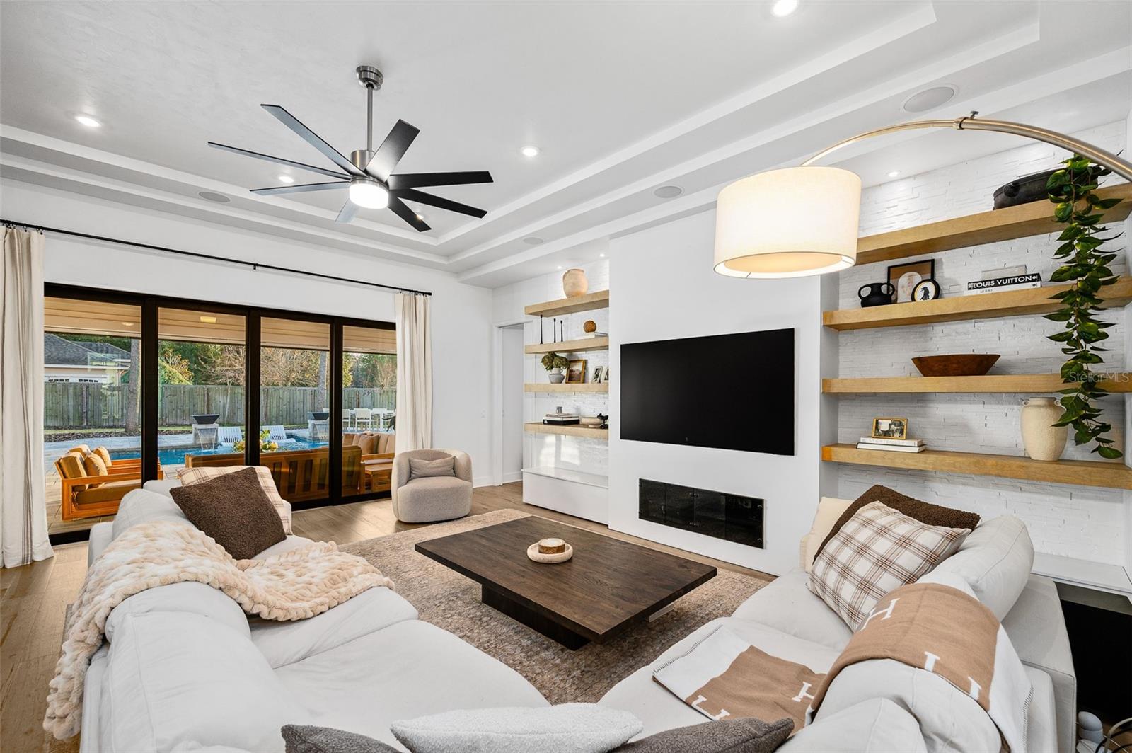 GLORIAS WAY - Residential