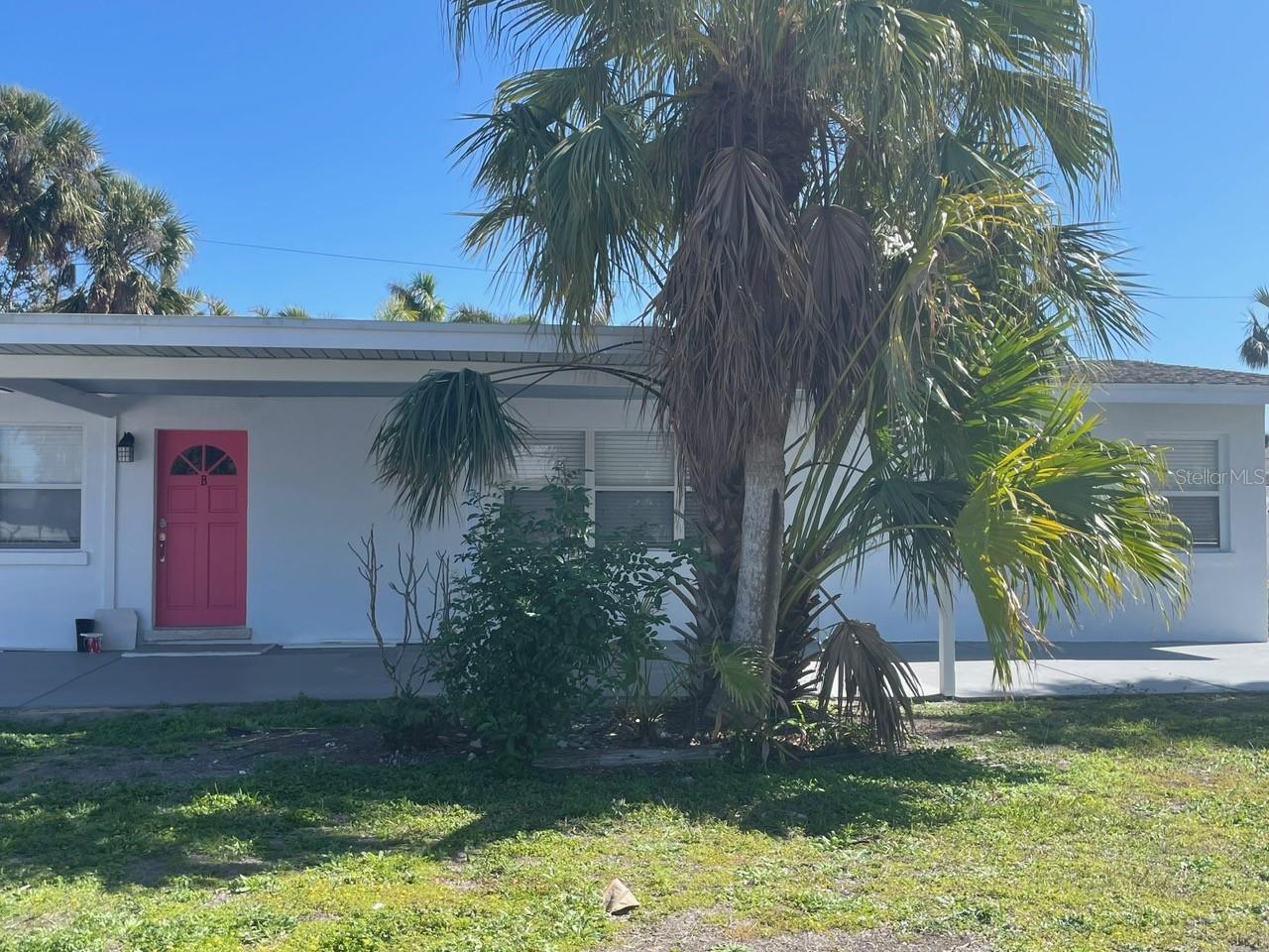 This spacious ground level duplex is approximately 2-3 blocks to gulf beach. Private pool for the enjoyment of B side only. New kitchen, appliances, ready for a new resident!
This is an unfurnished annual rental. It includes water, trash, lawn care and pool maintenance.
Don't miss this one!!