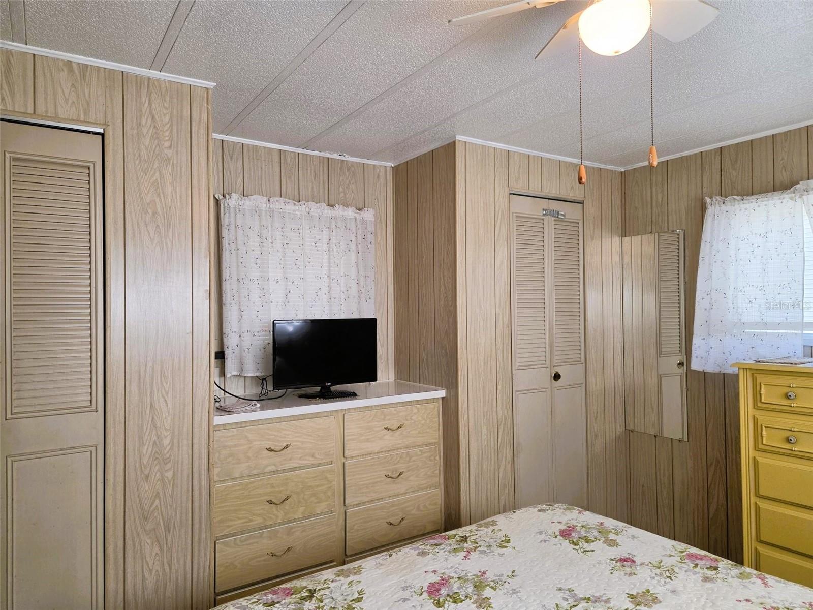 OAKWOOD MANOR - Residential