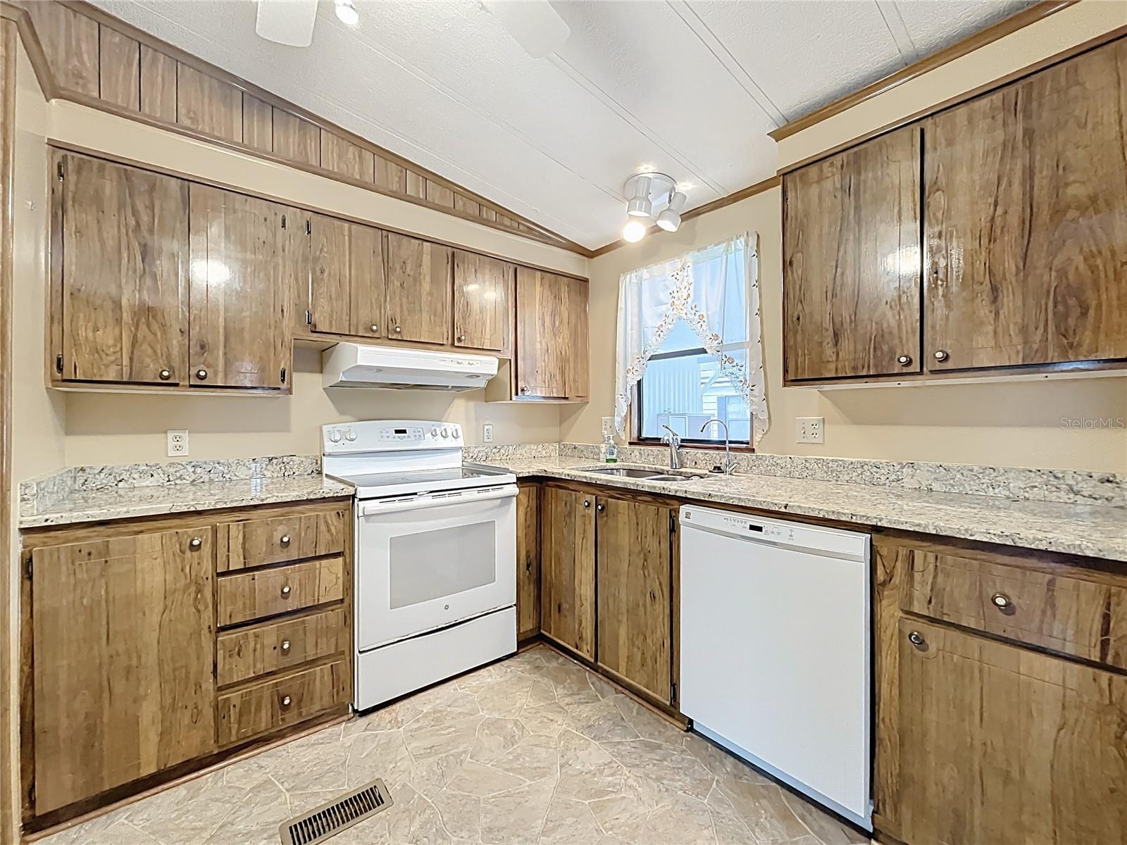 LAKE FRANCES ESTATE - Residential