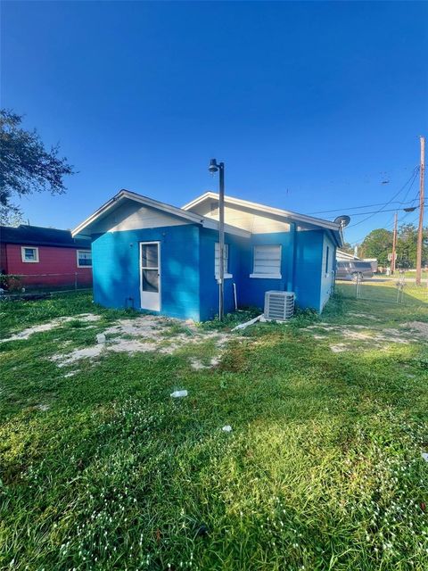 A home in AUBURNDALE