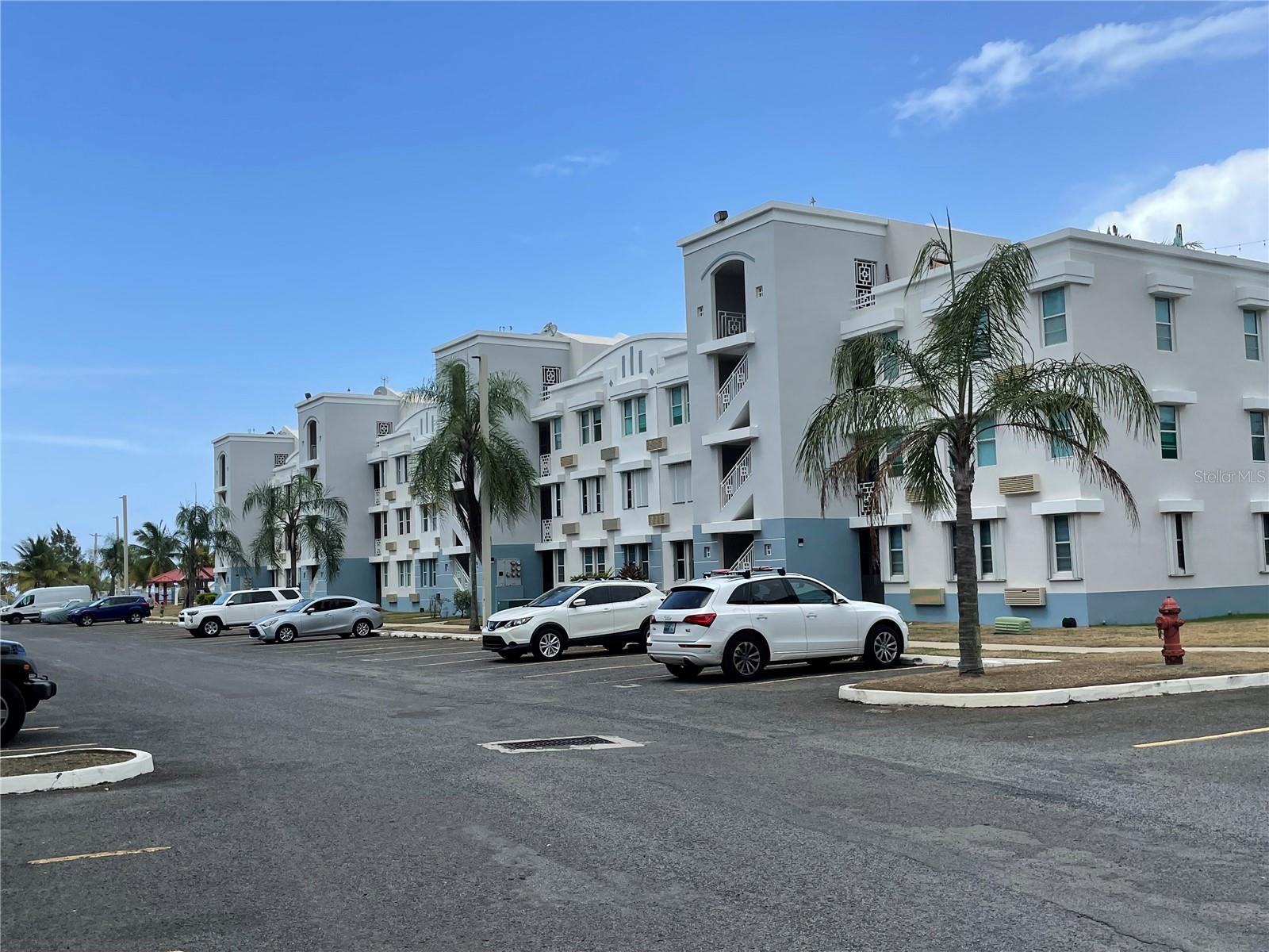 Apartment – Fully Furnished
Beautiful 3-bedroom, 2-bathroom apartment, move-in ready – just bring your clothes! Located on the first floor with a balcony and offering direct access to the beach with soft Caribbean sand.
Main Features:
Fully furnished and equipped.
2 side-by-side parking spaces plus visitor parking.
24/7 security with controlled access.
No short-term rentals allowed, ensuring more privacy and tranquility.
Community Amenities:
3 swimming pools.
Basketball, tennis, and beach volleyball courts.
Fully equipped fitness center.
3 gazebos and BBQ area.
Playground.
Enjoy a beautiful beachfront lifestyle with wide open lounging areas, perfect for relaxing with the ocean breeze.