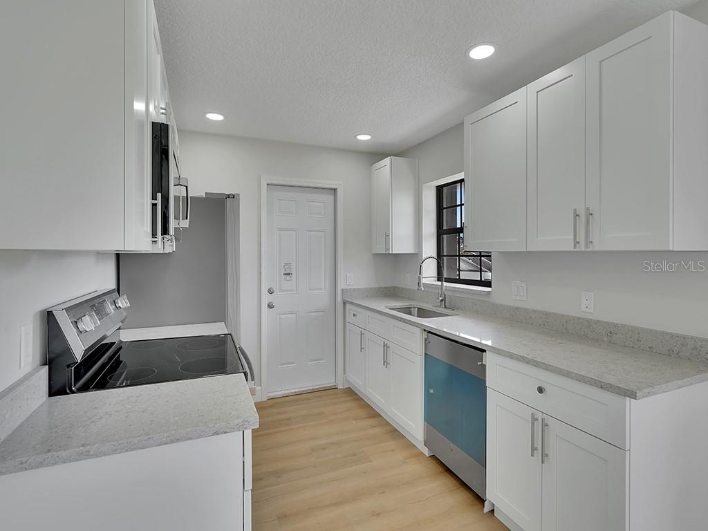 925 ROSWELL TERRACE