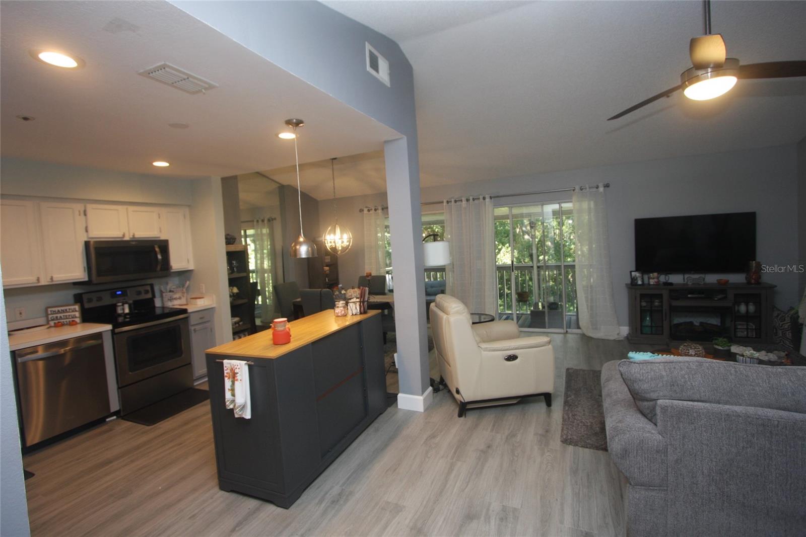 COACH HOMES AT ERROL PH 01 - Residential