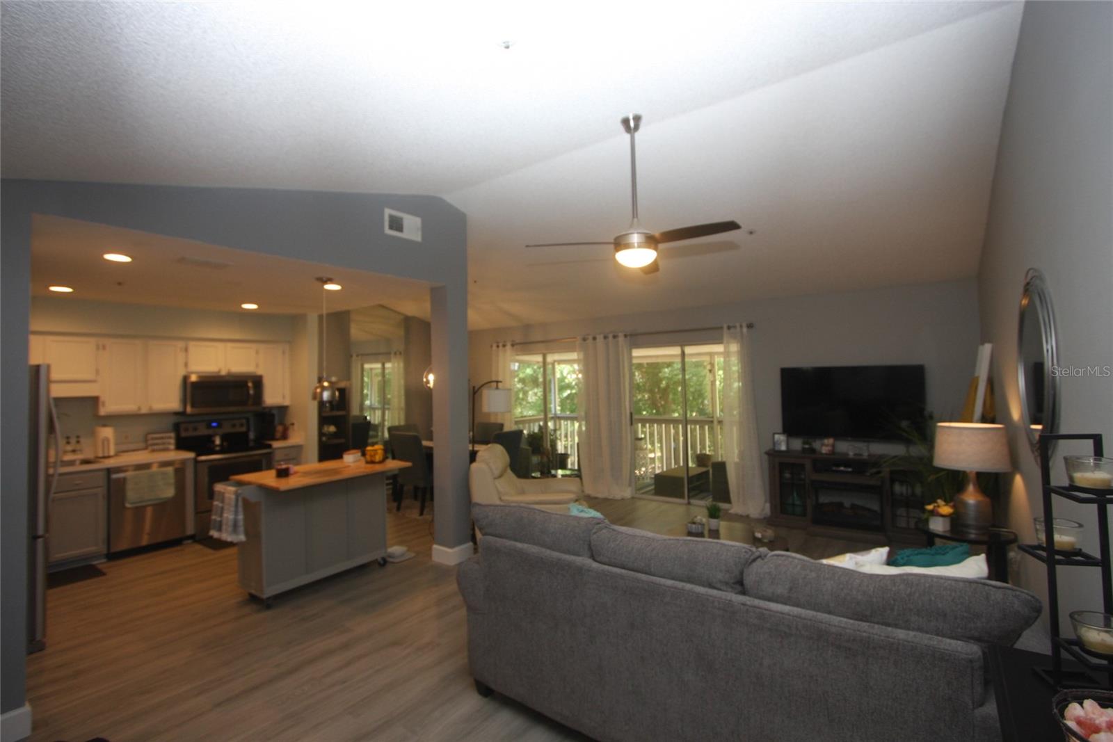 COACH HOMES AT ERROL PH 01 - Residential