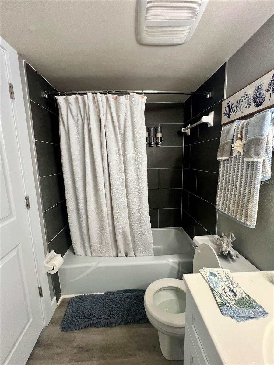 PRESIDENTIAL THE - Residential Lease