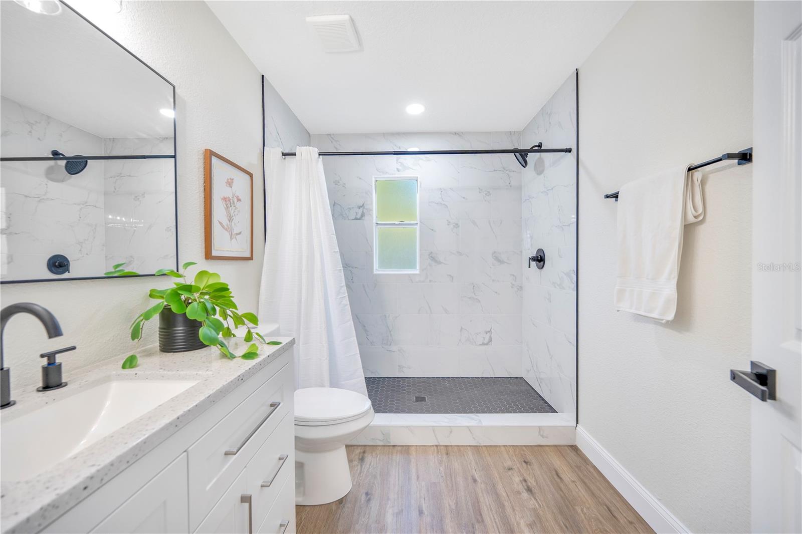 LAKE DAISY MANOR - Residential