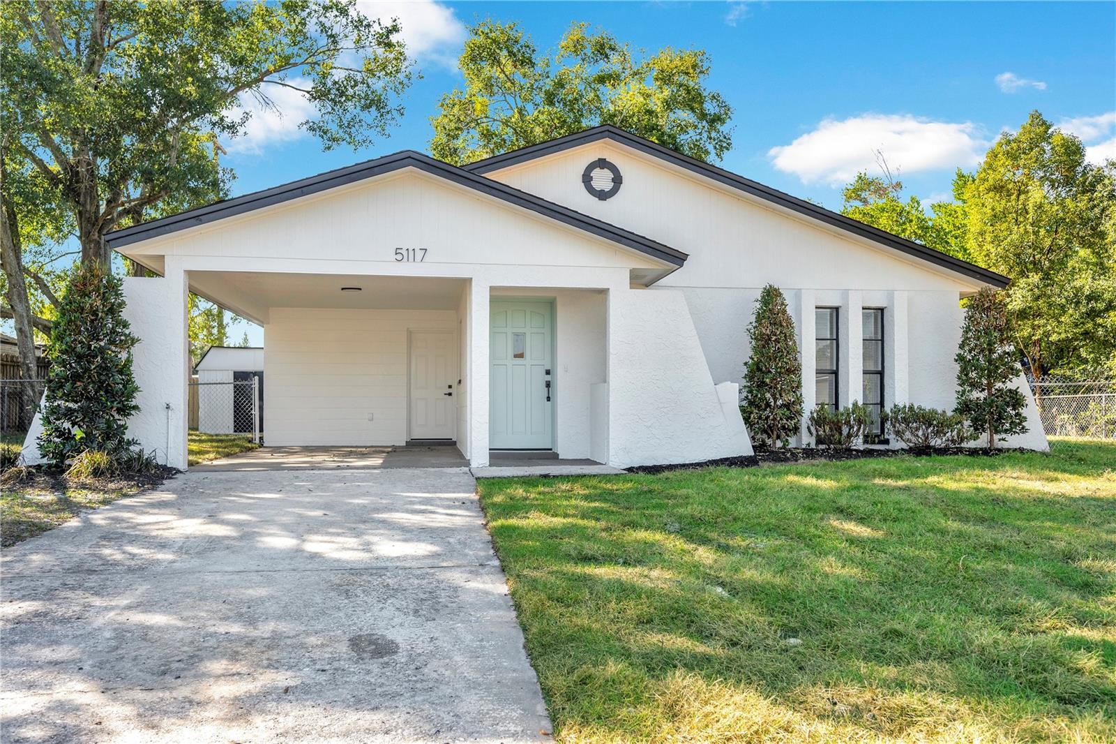 LAKE DAISY MANOR - Residential