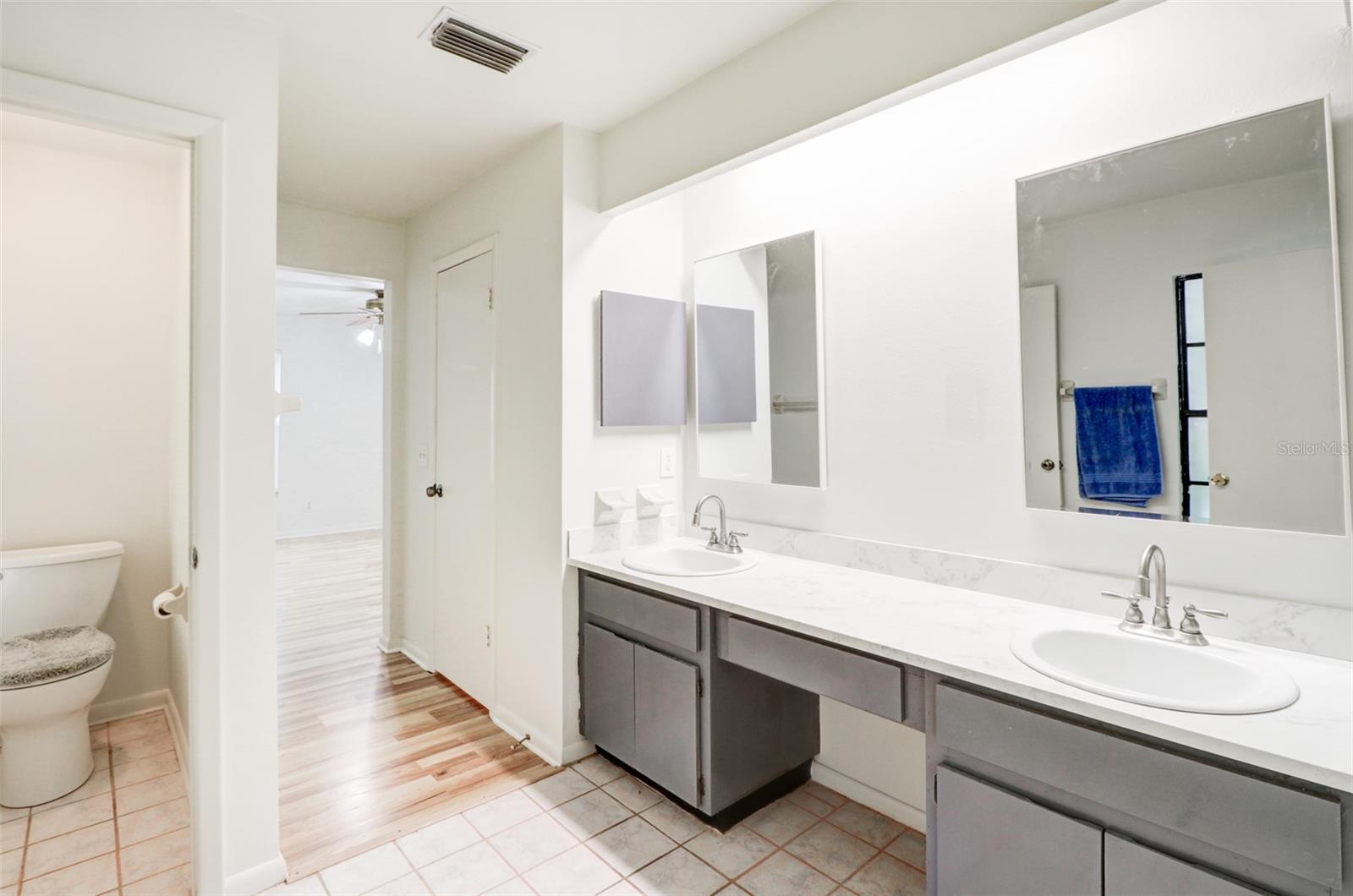 COUNTRY PLACE WEST UNIT V - Residential Lease