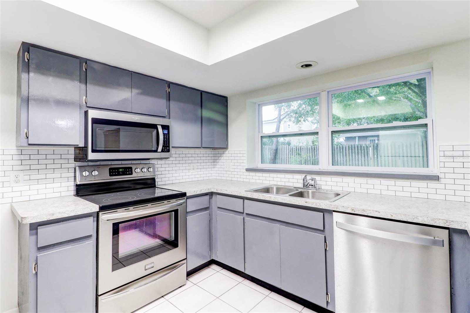 COUNTRY PLACE WEST UNIT V - Residential Lease