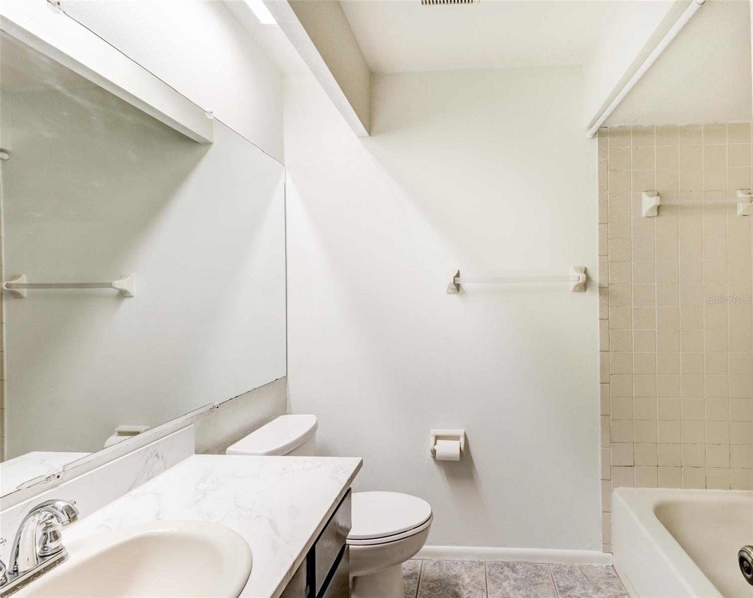 COUNTRY PLACE WEST UNIT V - Residential Lease