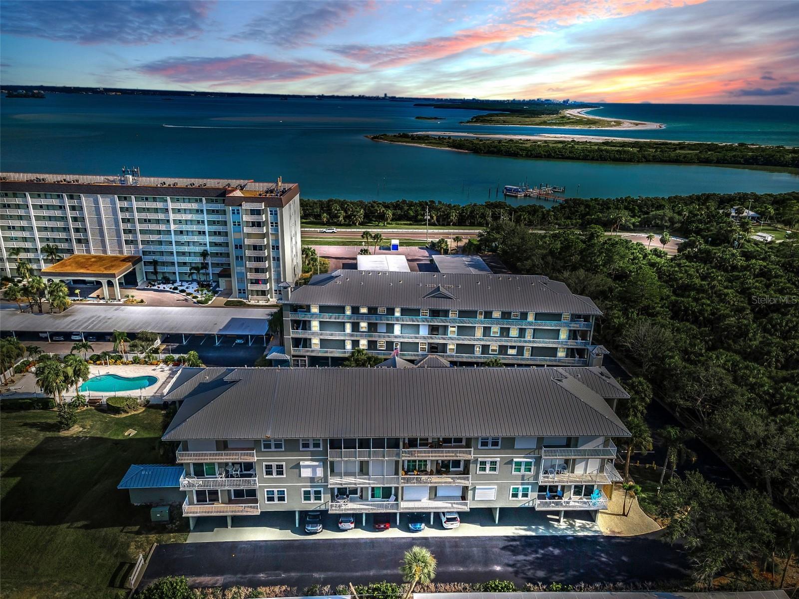 ISLAND PARK CONDO - Residential