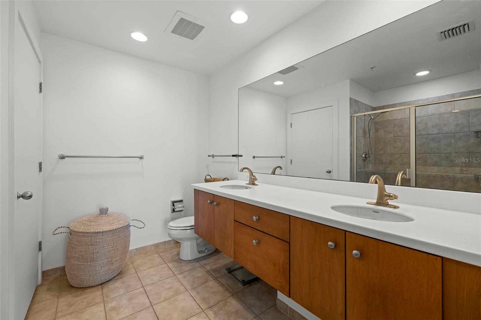 GRAND CENTRAL AT KENNEDY RESID - Residential