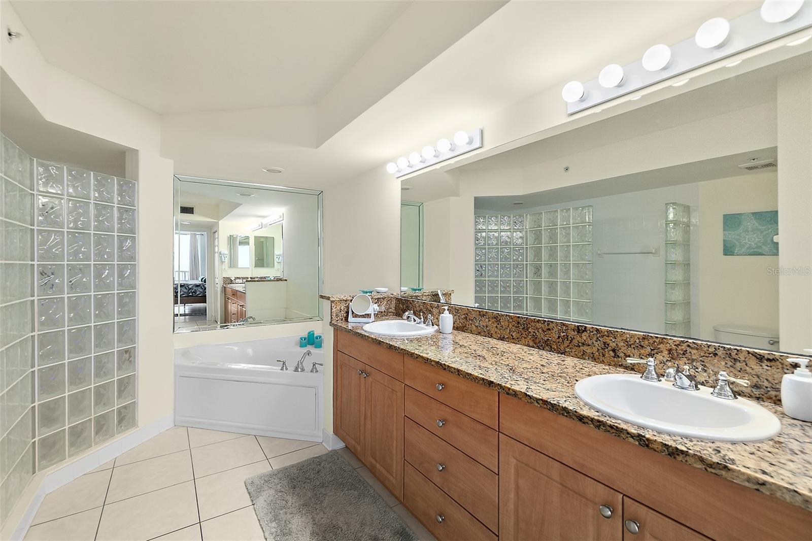 DIMUCCI TWIN TOWERS N & S - Residential