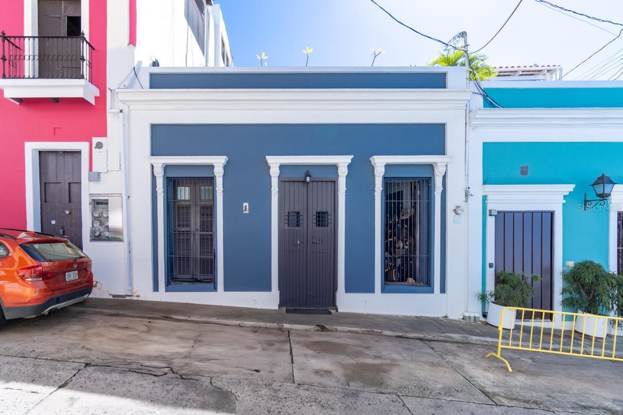 Experience the Old San Juan lifestyle. This spacious and cool residence is located in one of the most quiet but central streets of the old town center. It has 2 bedrooms, 2.5 bathrooms, a space for a family room or office, kitchen with quartz countertops, dining room, living/family room, interior terrace with a mini pool and a spiral staircase that leads to a large rooftop with views of the San Juan Bay. Sold with or without furniture. One parking space at Cochera Parking Garage included.
