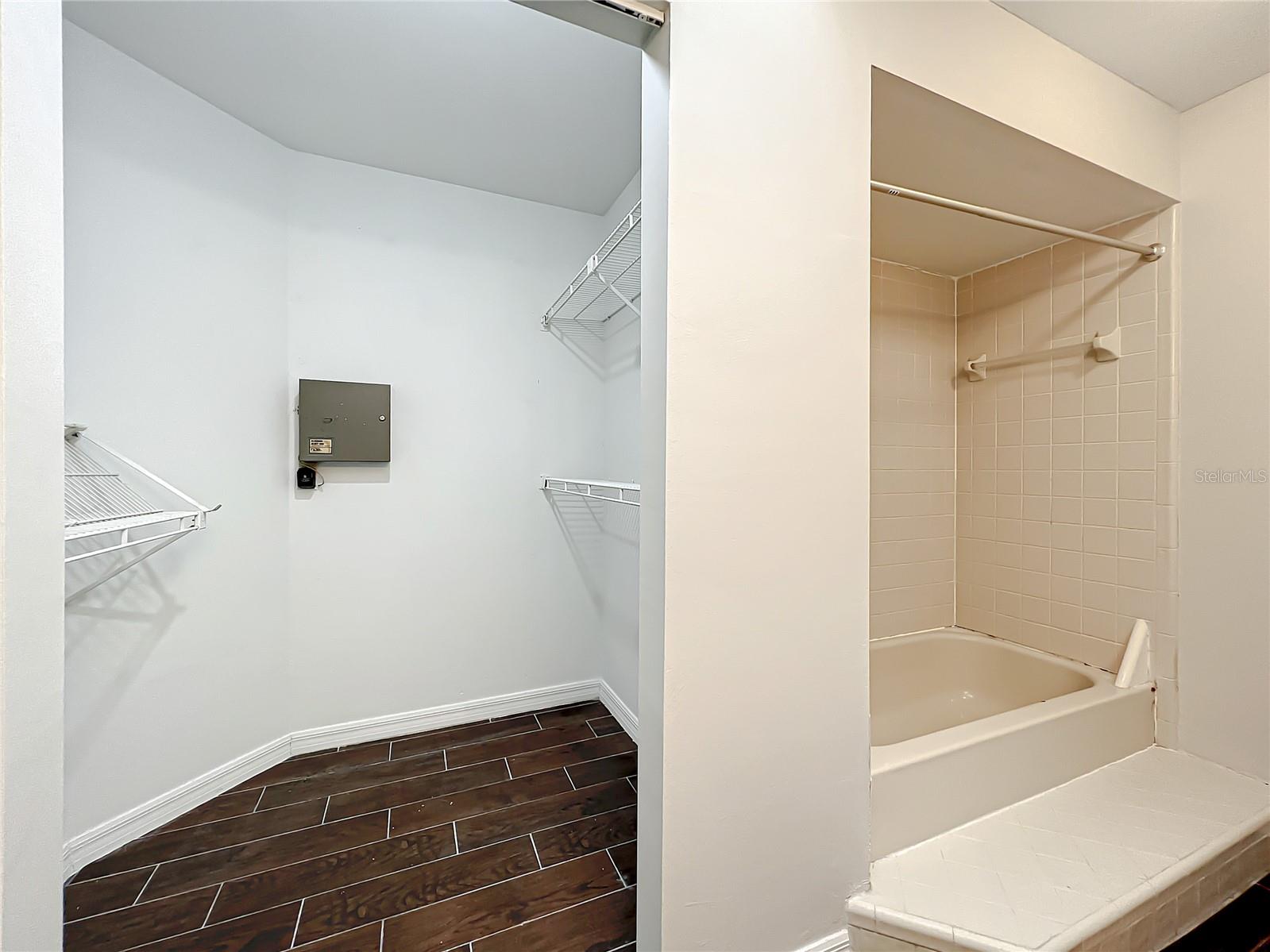 HUNTERS CREEK TR 145 PH 02 - Residential Lease