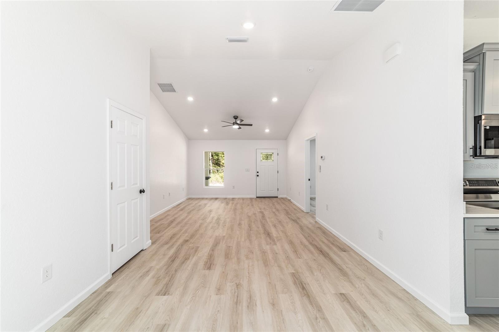 RAINBOW PLACE UN 3 - Residential Lease