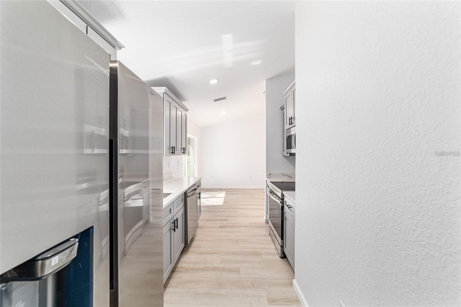 RAINBOW PLACE UN 3 - Residential Lease