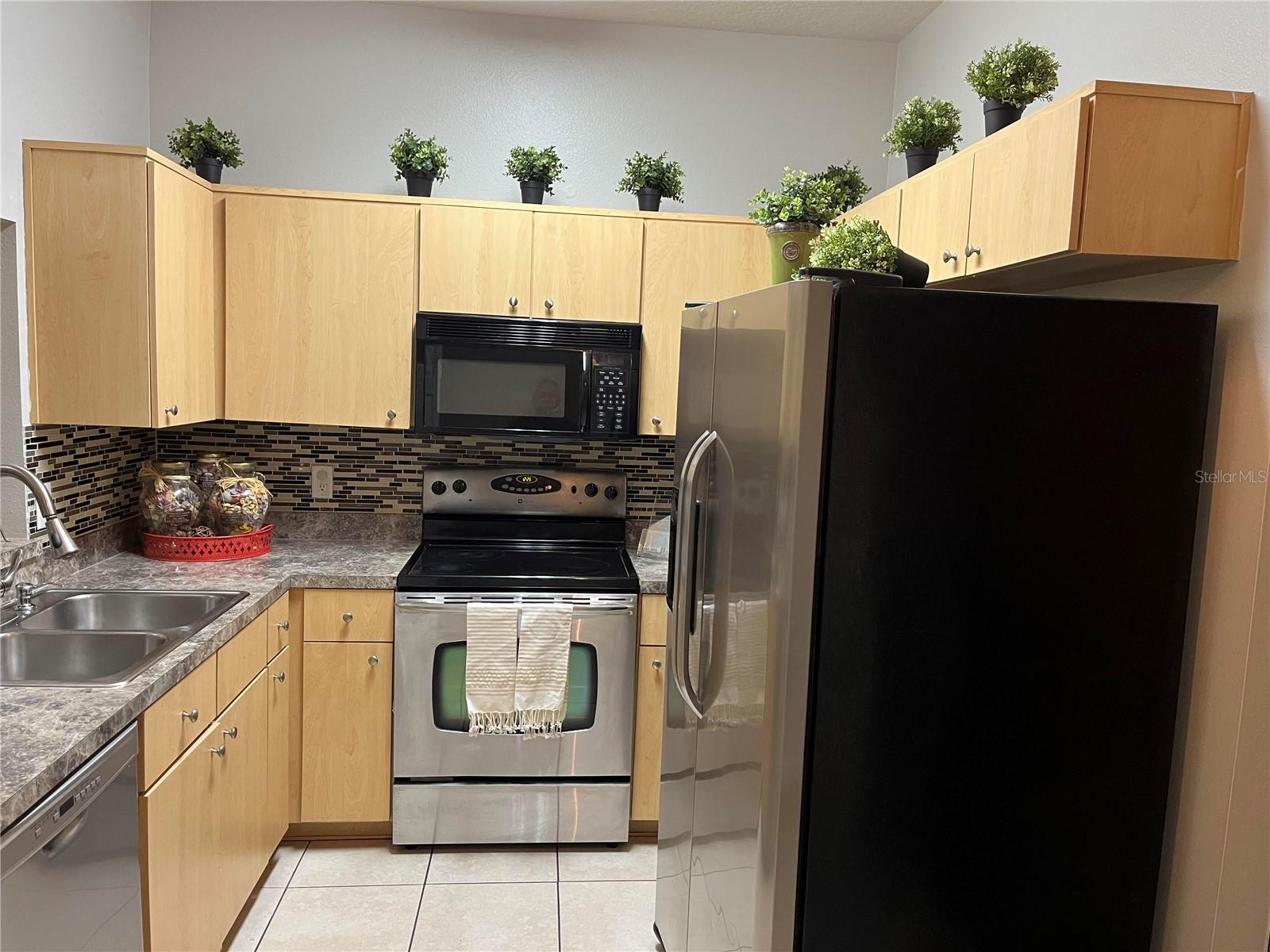 RESERVE/LAKEVIEW CONDO - Residential Lease