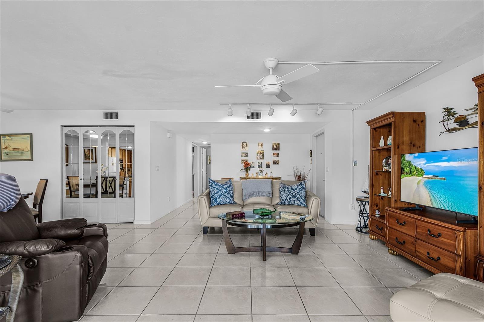 LOS CINCO A CONDO - Residential