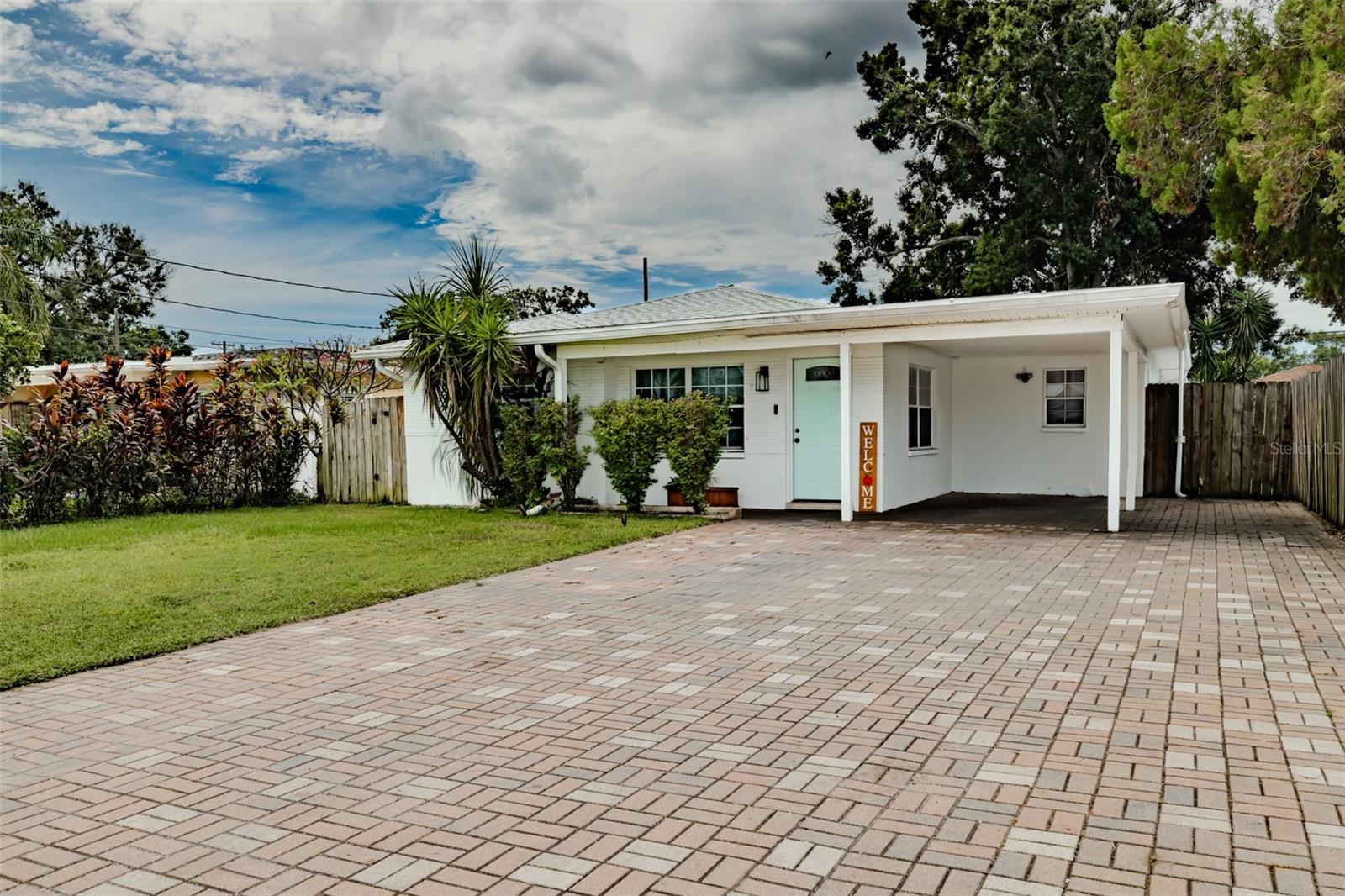 Welcome to this updated 2-bedroom, 2-bathroom single-family home located in the heart of Tampa! Just steps from Raymond James Stadium and minutes from George Steinbrenner Field, this beautifully remodeled home is perfect for homeowners or investors alike. Featuring a stylish kitchen with newer cabinets and countertops, remodeled bathrooms, newer roof, and newer A/C, this property is truly move-in ready.
Enjoy a fenced-in backyard with extra storage, ideal for gatherings, pets, or creating a private retreat. With no HOA and no CDD, you have the freedom to use the property as a short-term rental (Airbnb/VRBO)—perfect for guests attending football games, concerts, and major events nearby.
Centrally located with quick access to Tampa International Airport, International Plaza, Midtown, Armature Works, Downtown, and I-75, this home offers unbeatable convenience in one of Tampa’s most in-demand areas.
Whether you're looking for a primary residence, a game-day getaway, or a high-performing rental, this one checks all the boxes. Schedule your private showing today!