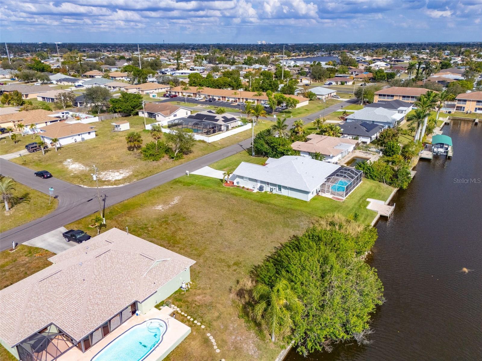 CAPE CORAL - Land