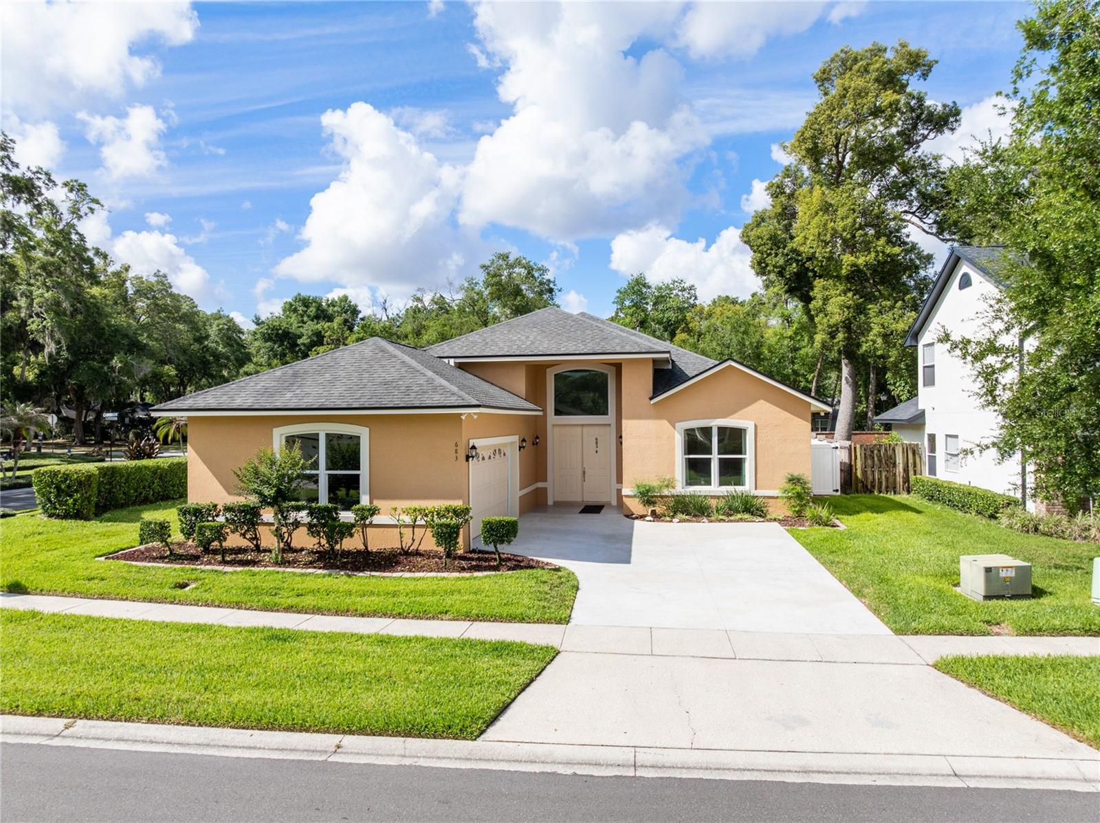 683 OAK HOLLOW WAY