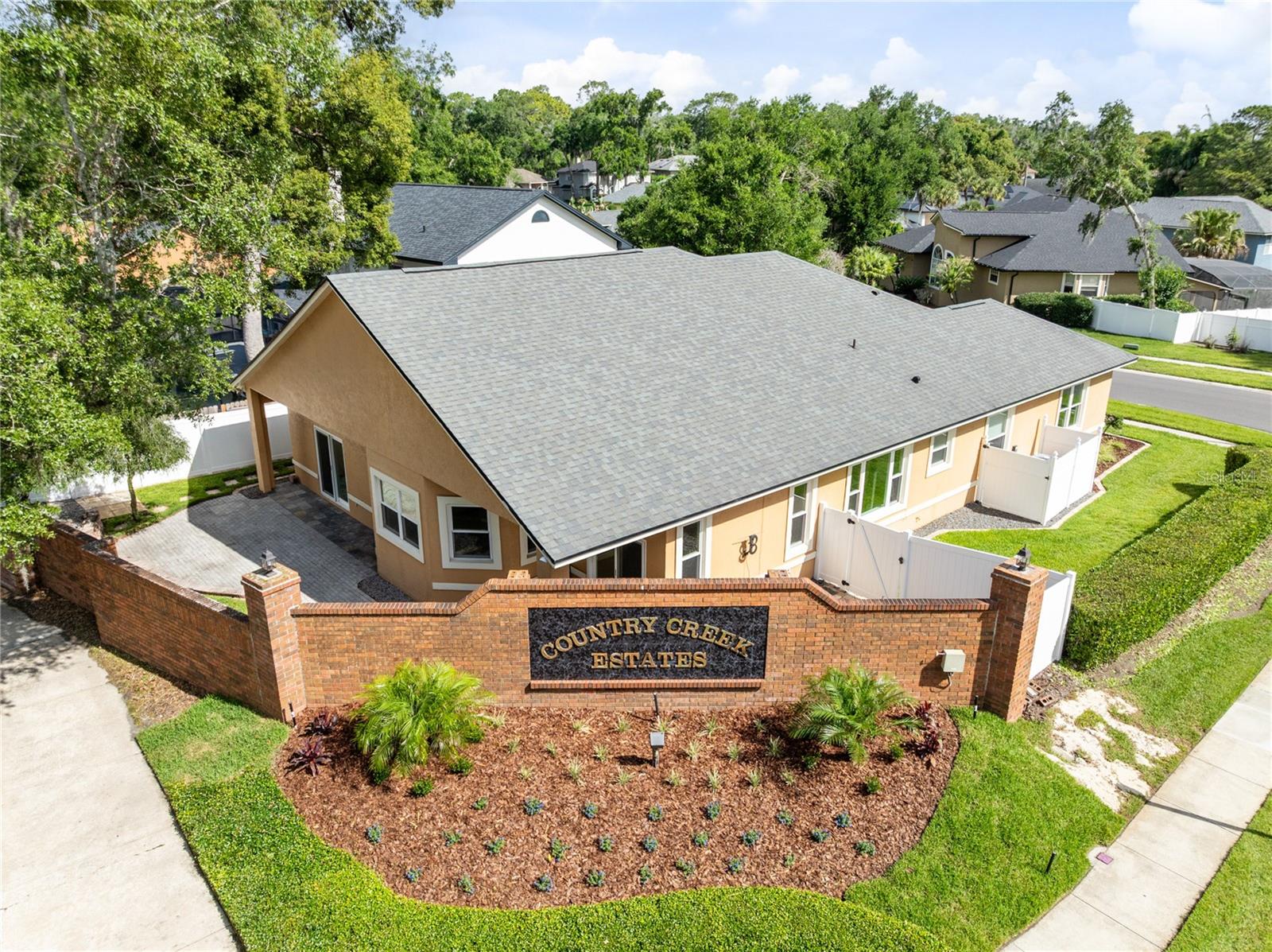 683 OAK HOLLOW WAY