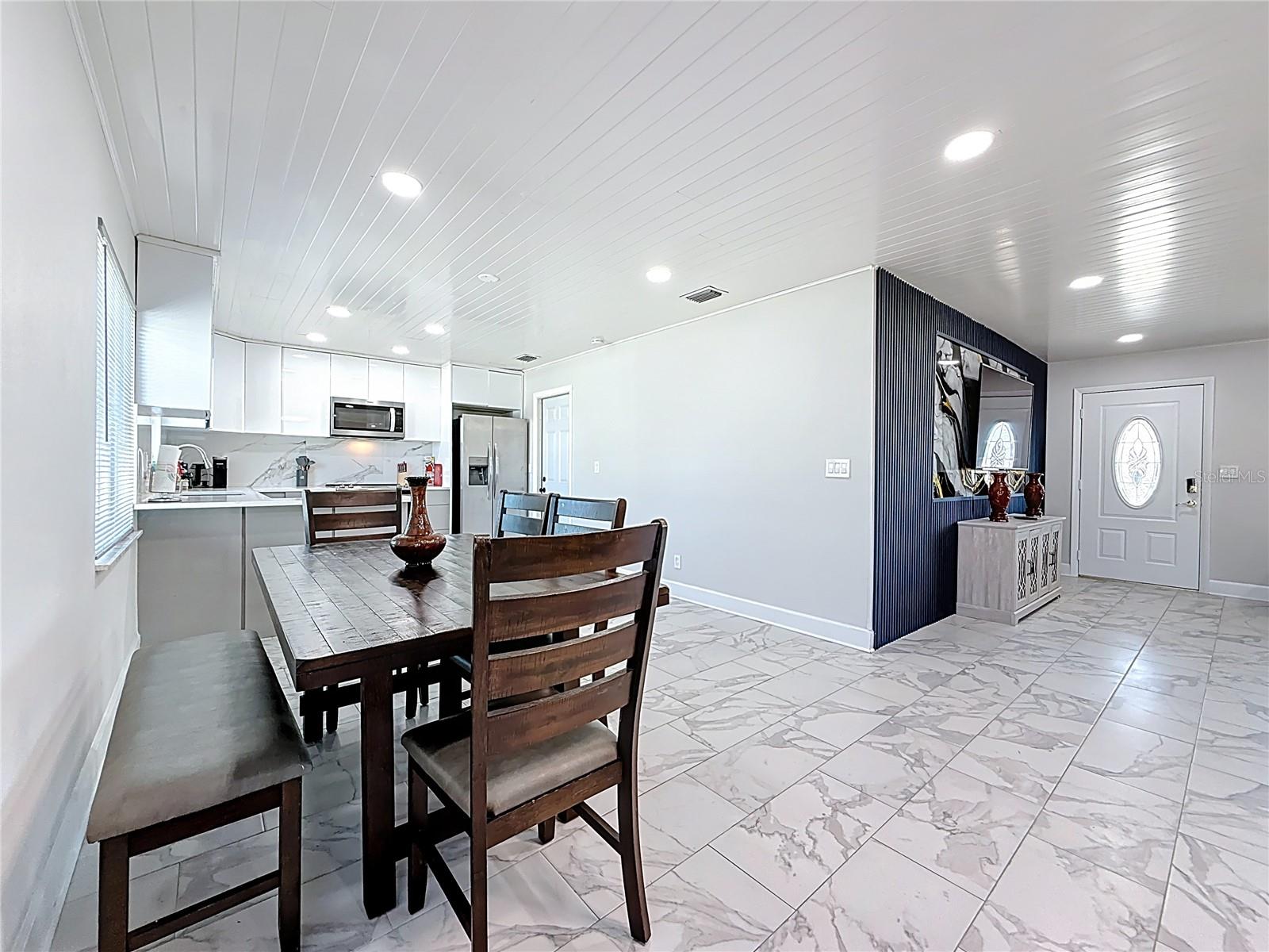 TAMPA SHORES INC 1 UNIT 3 - Residential Lease