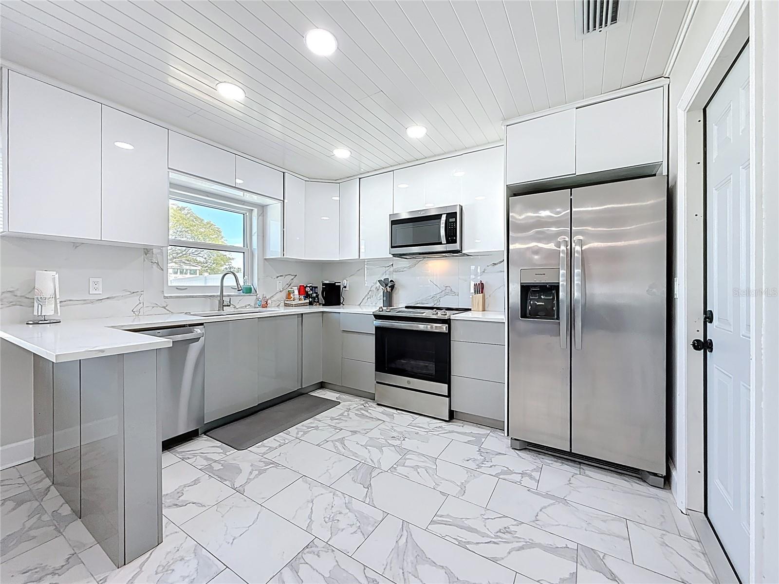 TAMPA SHORES INC 1 UNIT 3 - Residential Lease