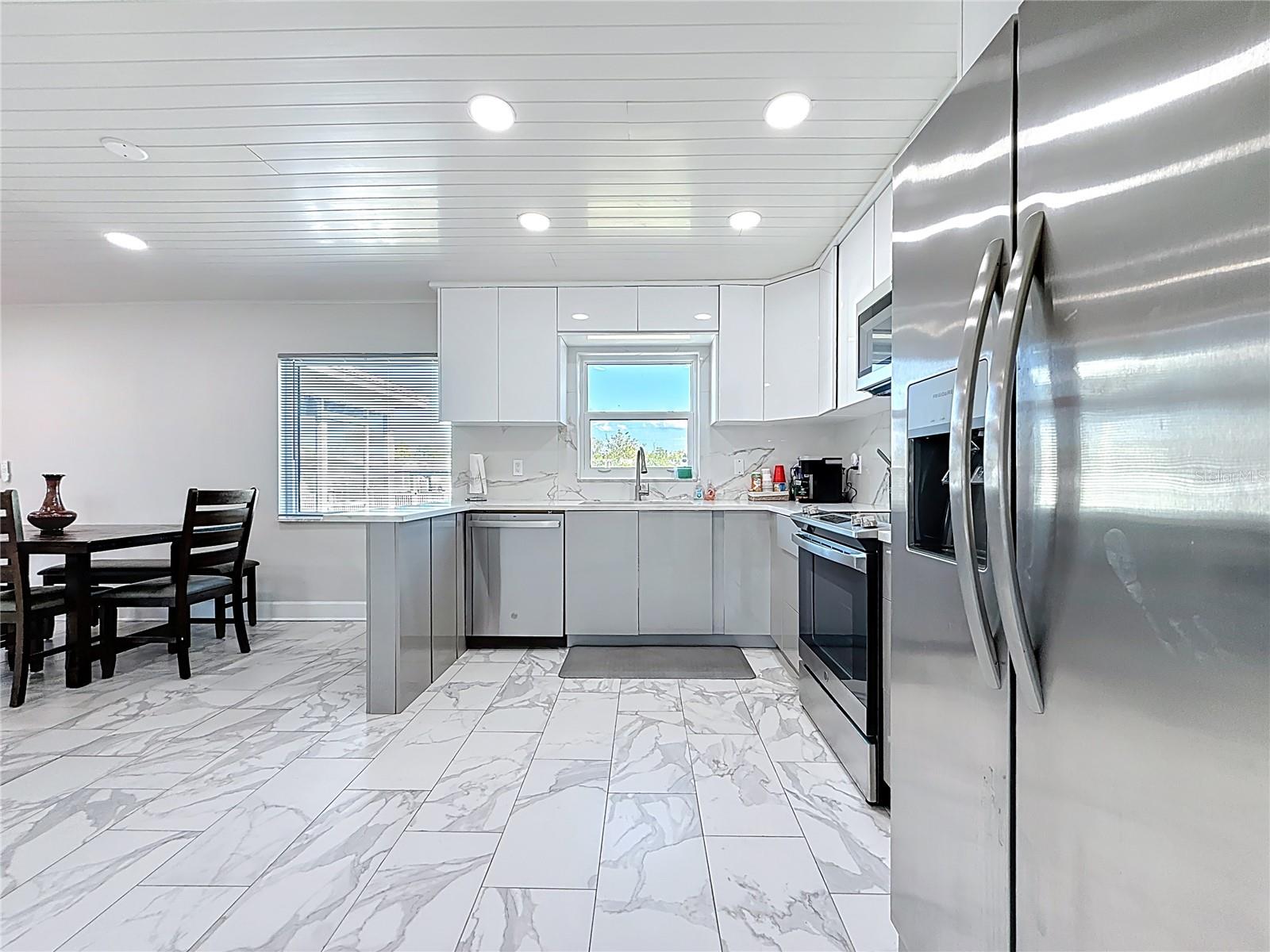 TAMPA SHORES INC 1 UNIT 3 - Residential Lease